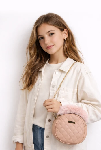 CARTERA MINI ROSA NUDE CON DETALLE DE PELUCHE Y CADENA DORADA