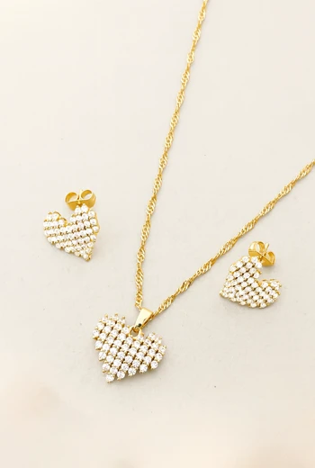 CONJUNTO DE JOYERÍA BAÑADA EN ORO CON CORAZONES DE CIRCONES