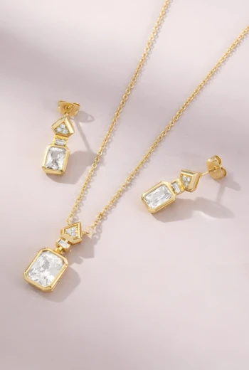 CADENA Y ARETES CON DIJE GEOMÉTRICO BAÑADO EN ORO CON CIRCONES