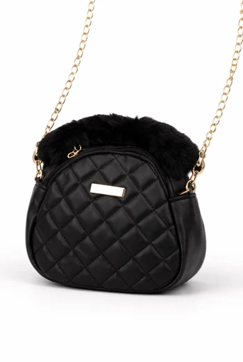 CARTERA MINI NEGRA CON DETALLE DE PELUCHE Y CADENA DORADA