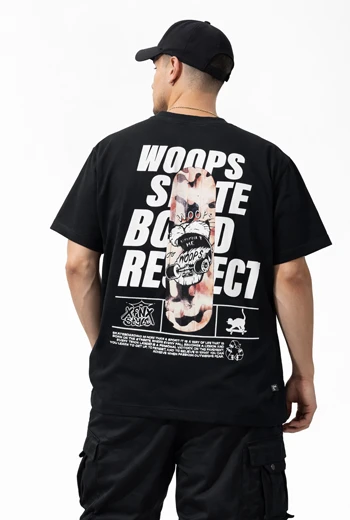 CAMISETA OVERSIZE NEGRA CON ESTAMPADO WOOPS