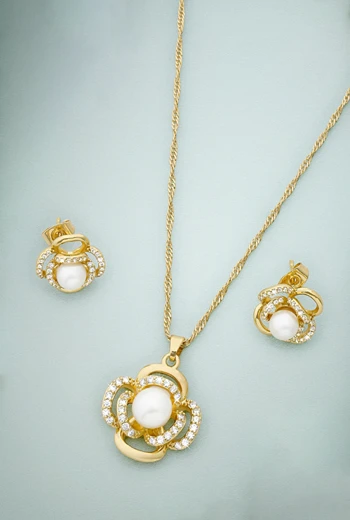 CADENA ARETES Y DIJE CON FORMA DE FLOR BAÑADO EN ORO