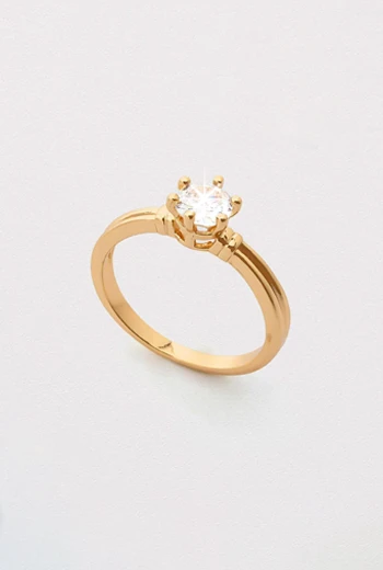 ANILLO SOLITARIO BAÑADO EN ORO CON CIRCÓN CENTRAL ENGASTADO