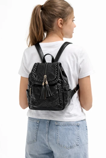 MOCHILA MINI URBANA DE CUERO SINTÉTICO CON DETALLE TRENZADO